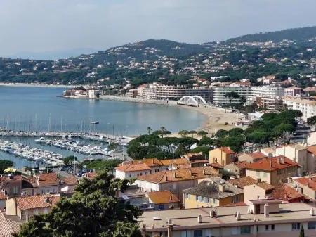 Sainte-Maxime. Rent studio 4 persons in a quiet charm. 200m range. Отели рядом с достопримечательностью «Eglise Sainte-Maxime»