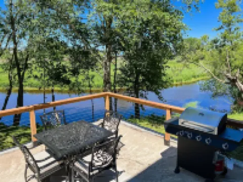 Waterfront 2 BR Lower-level w/ grill & kayaks アルゴマのホテル