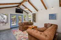 Cute Cottage Close to Downtown! w/Firepit