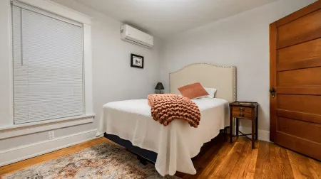 Beautiful Remodeled Downtown Frederick Cottage (Pet-Friendly)