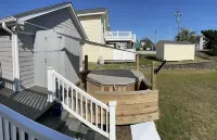 Spacious Beach House w/ hot tub - Oceanside 2 1/2 blocks from the beach!