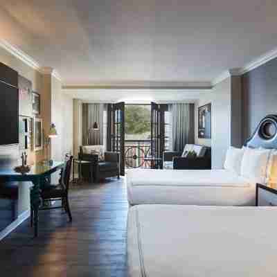 The Lindy Renaissance Charleston Hotel Rooms