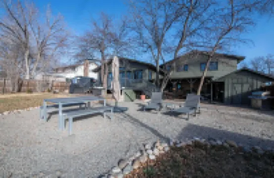 Relaxing Modern Basement Suite w/Private Entrance