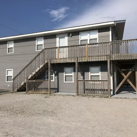 Newly remodeled &100 steps to the beach access.  Very clean and close to beach.