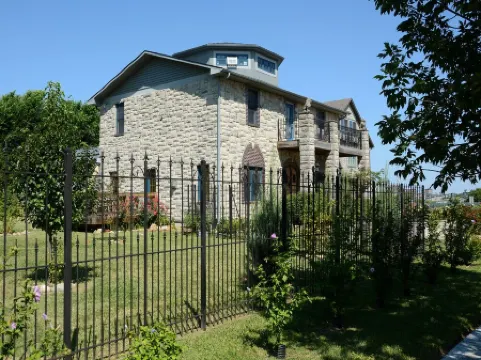 KC Castle DOWNTOWN, 75" TV, 5 STAR, Best FAM home, BEST LOCATION, 20% off 7nts