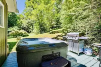 Front porch with bed swing, Pets Welcome, Hot Tub, Fireplace, Creek, Firepit.