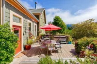 Duncans Mills historic beauty with vast valley views & hot tub - pets ok! Hotels in der Nähe von Northwood Golf Club