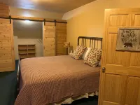 Authentic Large Colorado Cabin close to the Roaring Fork River!! Very private<br> Yampah Spa and Vapor Caves附近的飯店
