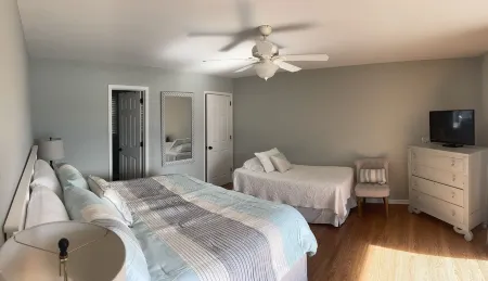 Beautiful Home on Lake Keowee- Deep Water Dock- 4bd/4ba -Close to Clemson Отели рядом с достопримечательностью «Парк округа Юг Ков»