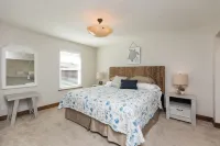 Cozy, 2nd floor apt 5 min walk to bch. PET friendly. FREE bottle of PROSECCO