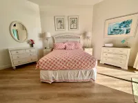2BR/2BA 15th Floor Penthouse, 10ft Ceilings -this view is out of this world!! Hotels near Little River Neck Park