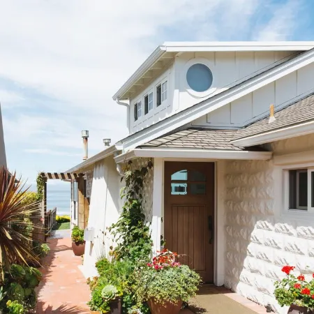 Ocean Front Cottage!! Beauty on the outside, Charm on the inside!