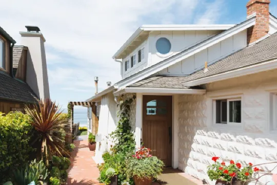 Ocean Front Cottage!! Beauty on the outside, Charm on the inside!