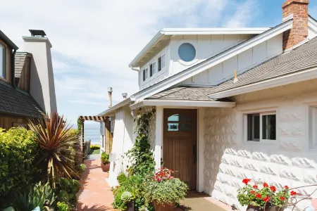 Ocean Front Cottage!! Beauty on the outside, Charm on the inside!