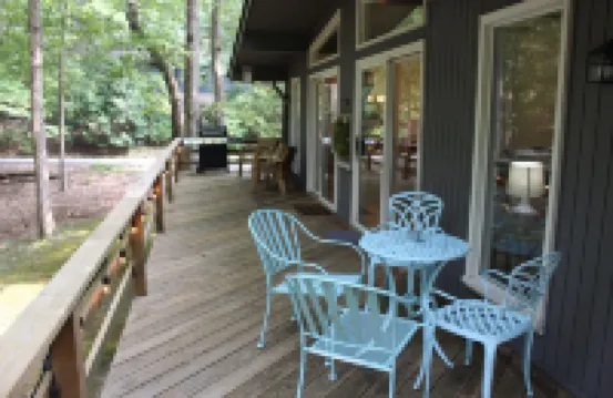 The Hideaway- Cozy Home in the Woods