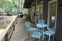 The Hideaway- Cozy Home in the Woods