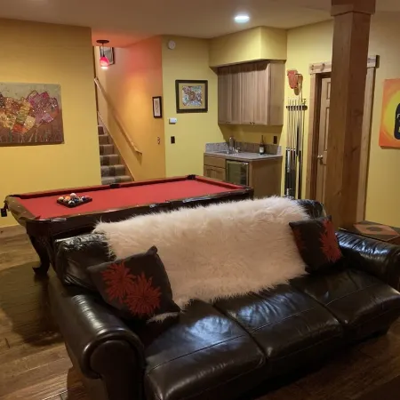 Luxury in prime location. Hot tub, games room with pool table. 4th night free.