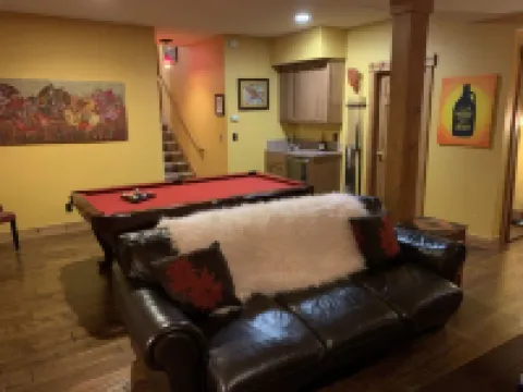 Luxury in prime location. Hot tub, games room with pool table. 4th night free.