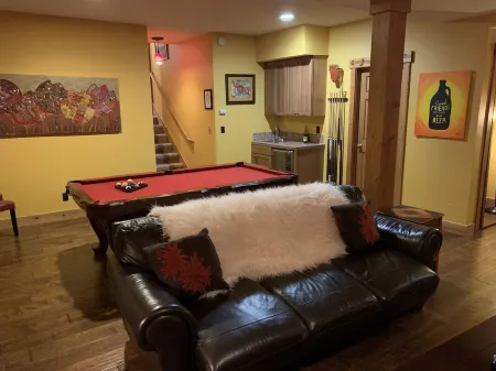 Luxury in prime location. Hot tub, games room with pool table. 4th night free. Отели рядом с достопримечательностью «California Historical Landmark 780-6: Transcontinental Railroad in Truckee»