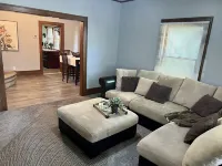 Charming 1920s, pet friendly home, centrally located! Các khách sạn ở Rock Island County