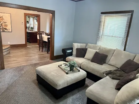 Charming 1920s, pet friendly home, centrally located! Отели в г. Rock Island County