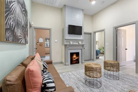 Welcome to Casa Azul 1932 Eclectic Boho Sanctuary  in Downtown Riverside! Отели рядом с достопримечательностью «Riverside Art Museum»