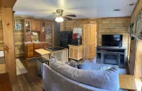 Cozy Couples Farmhouse Cottage- Minutes walk from Swain Ski Resort