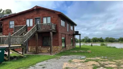 Riverfront Cabin w/ Jacuzzi View Jesse James Home Museum 주변 호텔