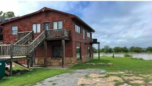 Riverfront Cabin w/ Jacuzzi View