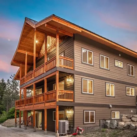 Modern Day Luxury Cabin Living! 4 Bed/4Bath, Hot Tub, 5 Acres, 15 Min to Lvnwrth