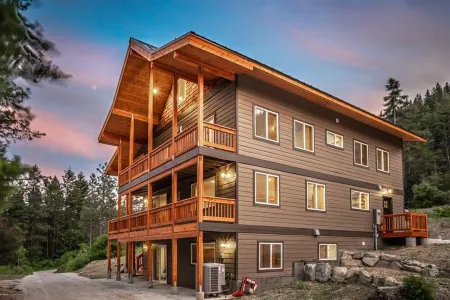 Modern Day Luxury Cabin Living! 4 Bed/4Bath, Hot Tub, 5 Acres, 15 Min to Lvnwrth