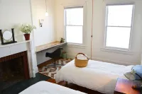 Explore Uptown Kingston from the Historic Bau Guesthaus City of Kingston Transfer Station 주변 호텔