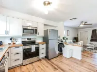 Sandy Feet Retreat - Minutes to Sanibel - Pool - Fast WiFi - Free Parking Hotels in Iona