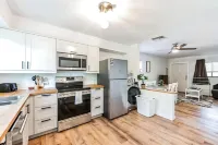 Sandy Feet Retreat - Minutes to Sanibel - Pool - Fast WiFi - Free Parking Các khách sạn ở Iona