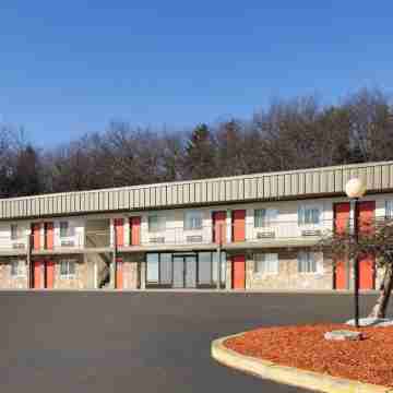 Super 8 by Wyndham Hazleton Hotel Exterior