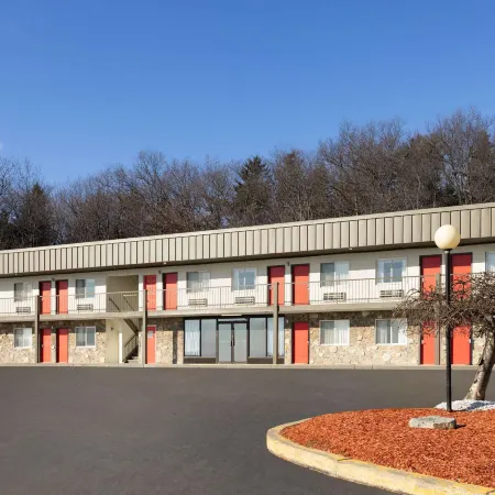 Super 8 by Wyndham Hazleton