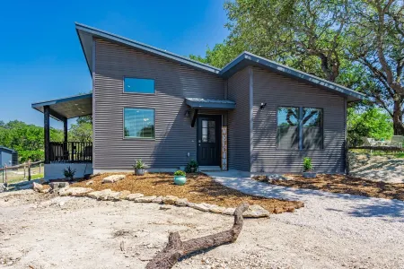 Haven House - Beautiful Getaway Home near Guadalupe River State Park Отели в г. Спринг Бранч