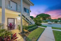 Walk to the Beach/Pool 2/2 Newly Renovated Condo