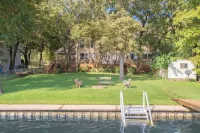 Stay. Play. Relax. Your Perfect Lake Escape!