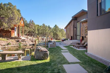Exquisite Modern Home With Koi Pond, Hot Tub, Near Basalt & 25 Min to Aspen! Отели в г. Басолт