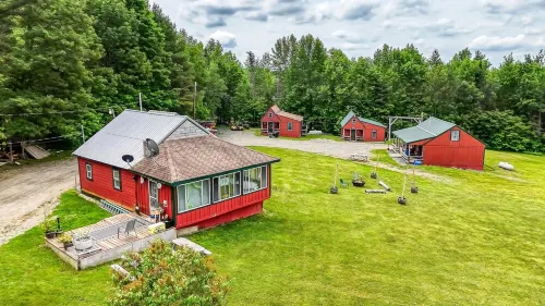 Charming 3-bedroom cottage in peaceful Solon with WiFi