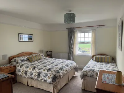 Stunning Clifftop Farmhouse in Bigbury-on-Sea, Hot Tub & Spectacular Sea Views