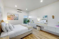 Glenelg Beach House With Private Beachfront Pool Hotels near Glenelg Visitor Information Centre
