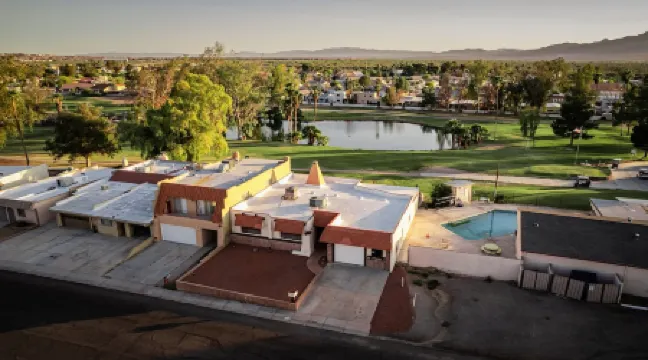 Great open one-story home for family entertaining. Relaxing back concrete porch. Отели в г. Буллхед Сити