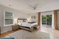 Spring Retreat! Hot tub,  Bar, Game room, Grill & 10 mins to Skyline Drive