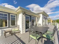 Bright Water Sunrise Home at Wapato Point Resort 5-bed Close to Sandy Beach/Pool Hotels in Manson