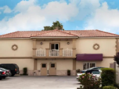 Howard Johnson by Wyndham Bakersfield