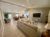 Vanderbilt Beach Retreat- 4 Bed Ranch, Spacious, & Pet-Friendly with NO PET FEES Hotel a Naples Park