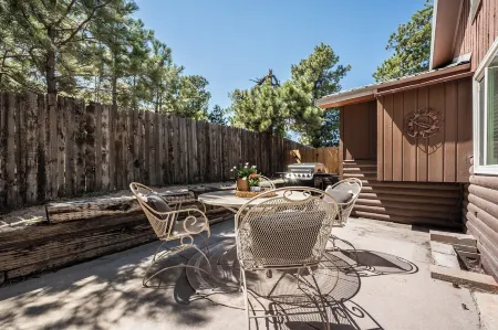 Steps from Mountain View Cafe! 2 bedroom attached  cabin w/fenced private yard!