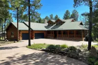 Beautiful Mountain Lodge! 7,000 Sq. Ft W/ Pond Hotel dekat Whiting Sawmill
